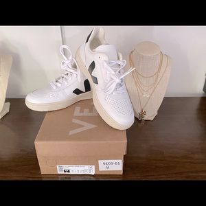 VEJA V10 extra-white sneakers EUR 38 US 7.5